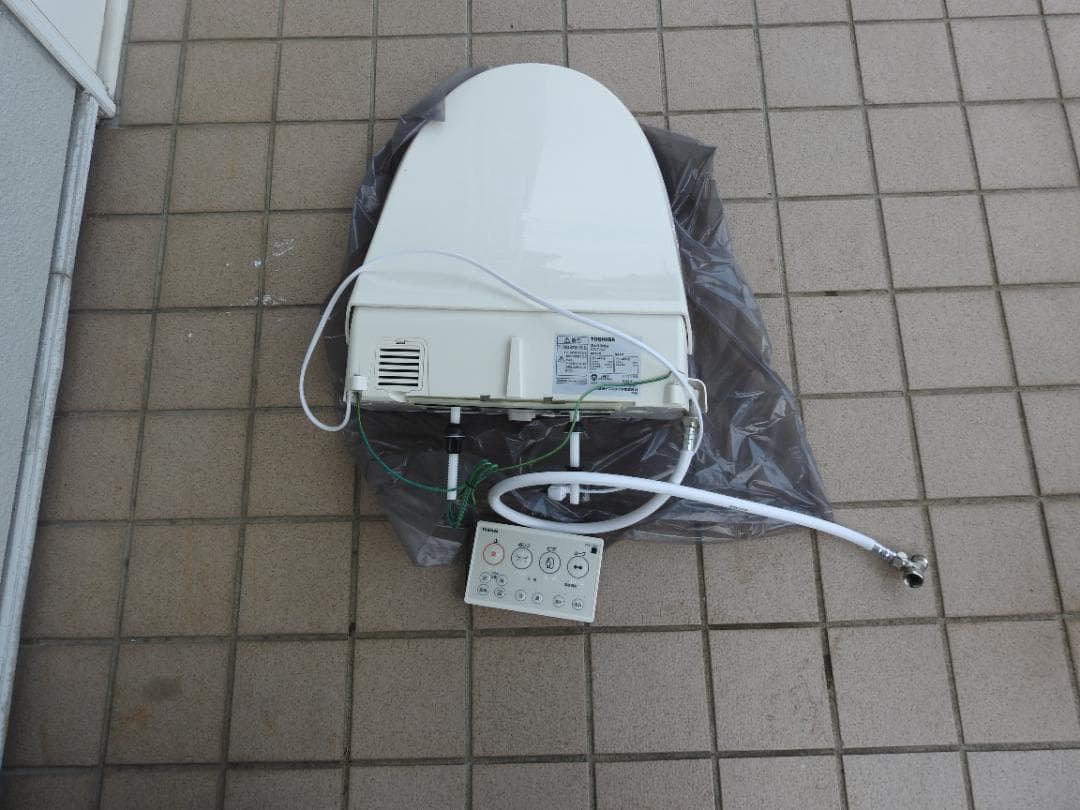 シャワートイレ　TOSHIBA 東芝温水洗浄便座　SCS-T２６０