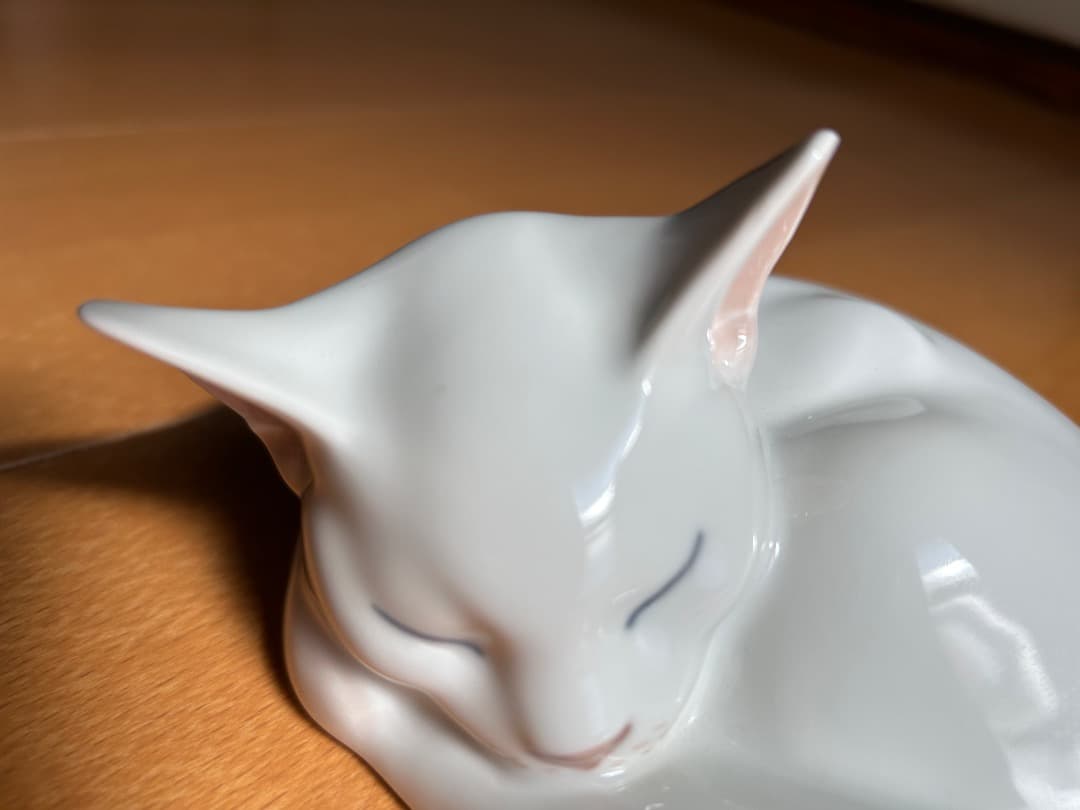   フィギュリン 眠り猫 白猫