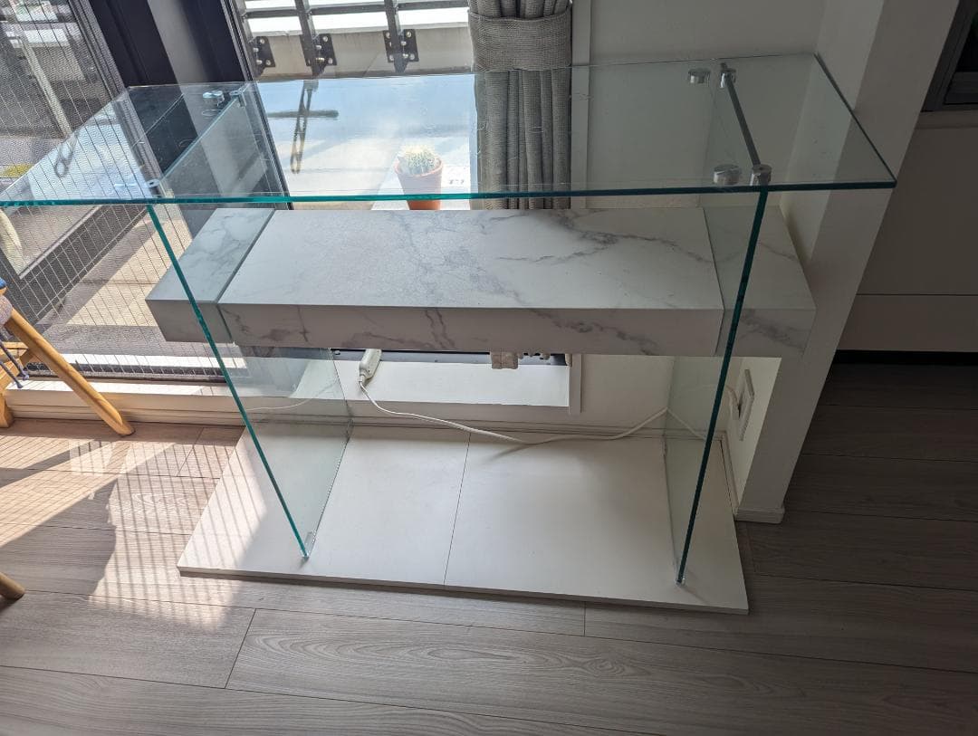 ガラスと大理石柄のパソコンデスク