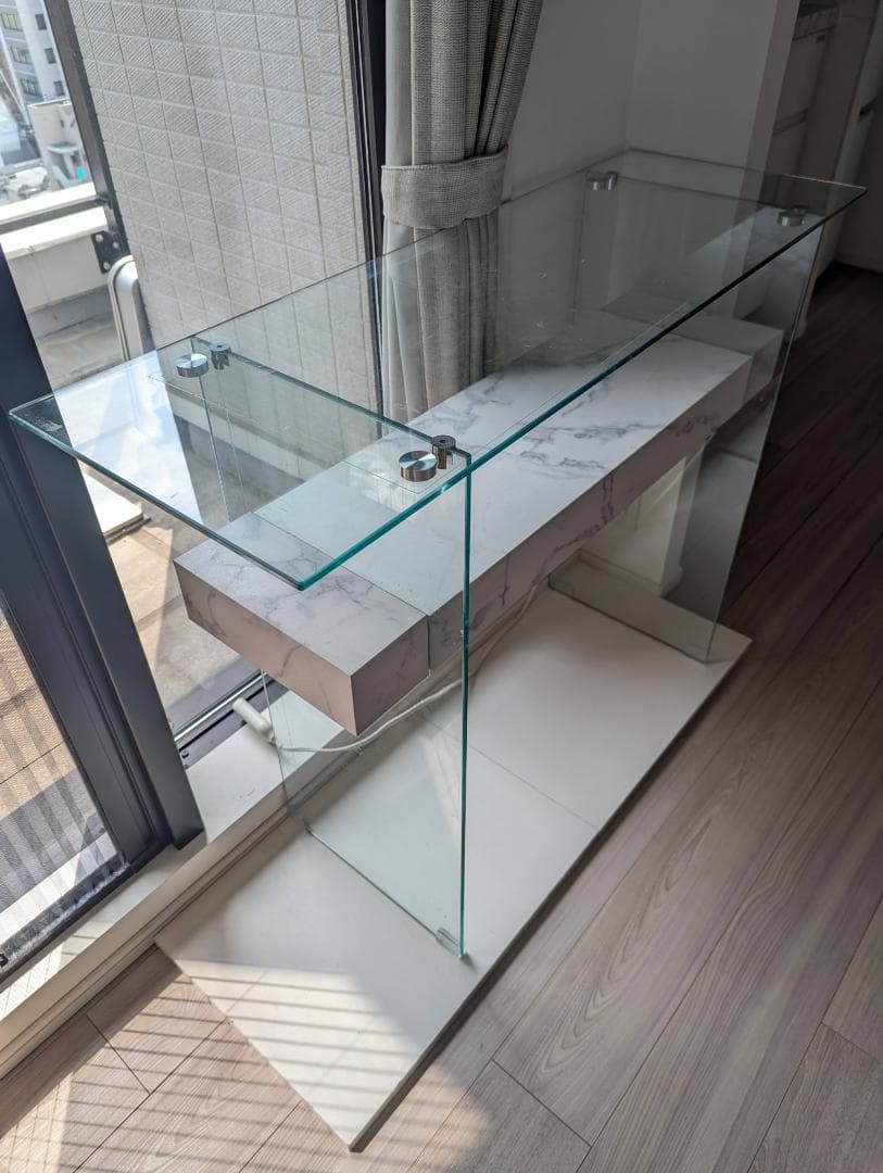 ガラスと大理石柄のパソコンデスク