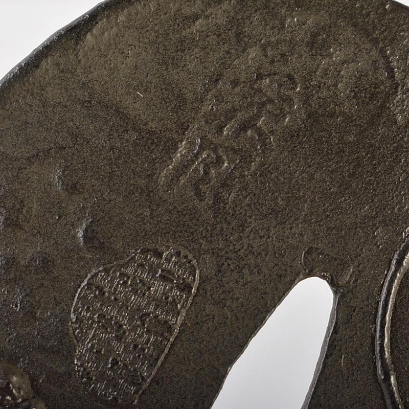 武具　刀装具　古鉄　達磨図　鍔　在銘　N　6404