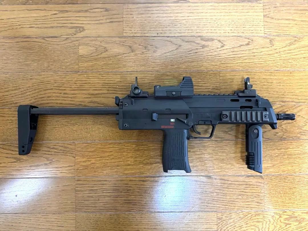 東京マルイ MP7A1 ガスブローバック　ダットサイト、予備マガジン付