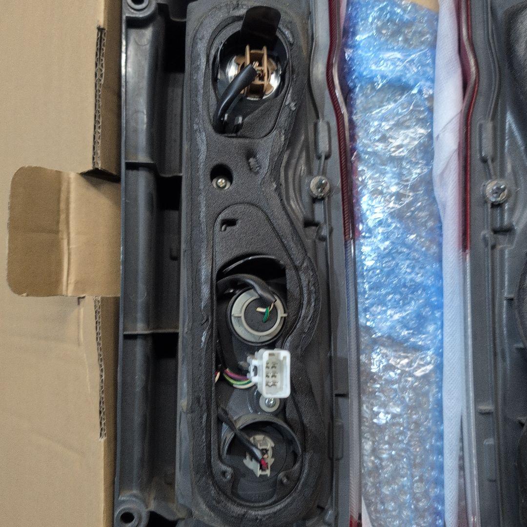 【スター】200系4型ハイエース　純正テールランプ左右