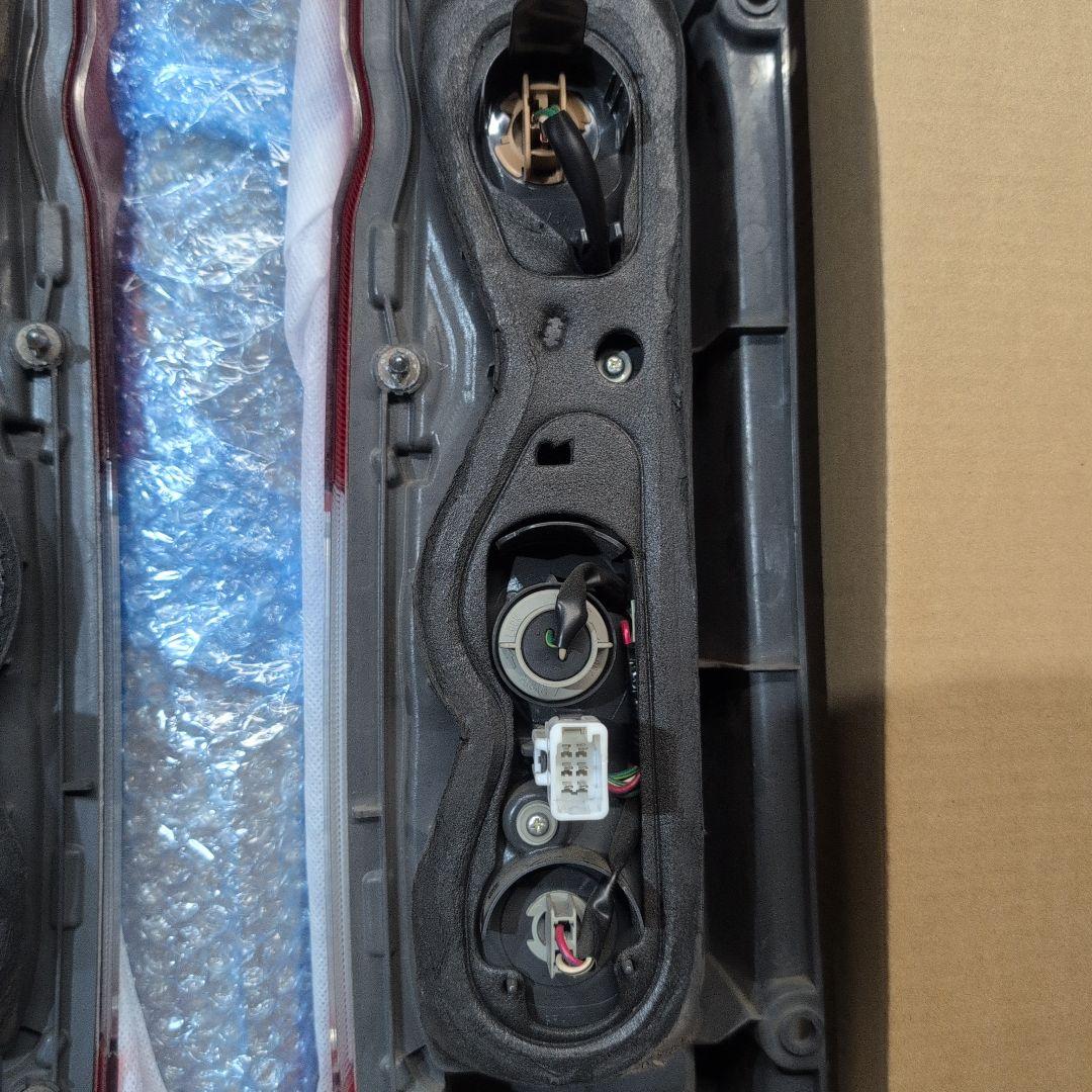 【スター】200系4型ハイエース　純正テールランプ左右