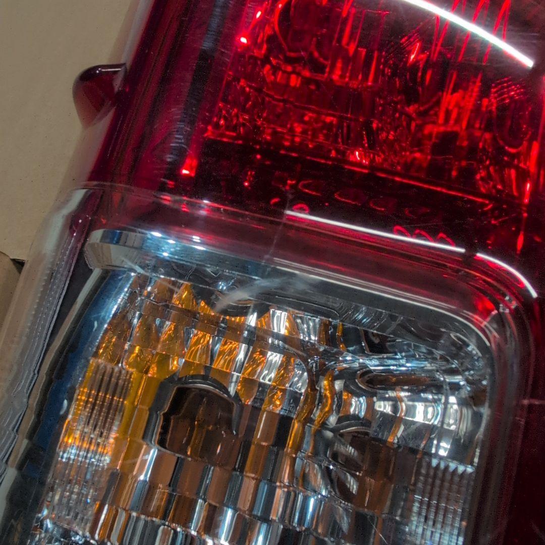 【スター】200系4型ハイエース　純正テールランプ左右