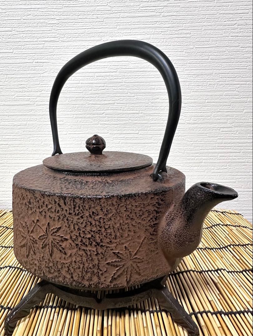 未使用品、付属品付　南部運南堂 鍋元 楓紋様 南部鉄瓶　南部鉄器　調理器具