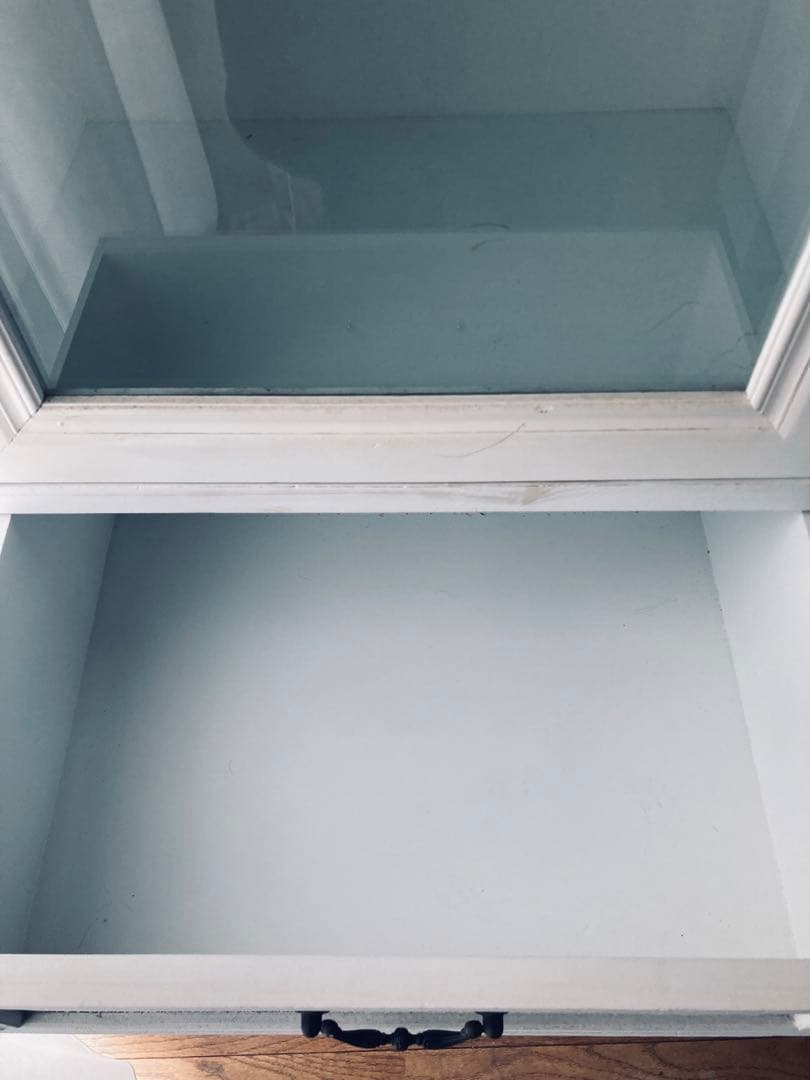 フレンチカントリー　アンティーク風　ホワイト木製キャビネット ガラス扉付き