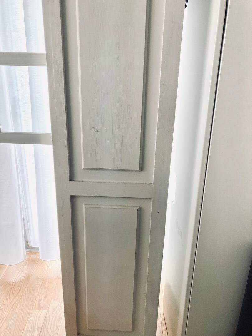 フレンチカントリー　アンティーク風　ホワイト木製キャビネット ガラス扉付き