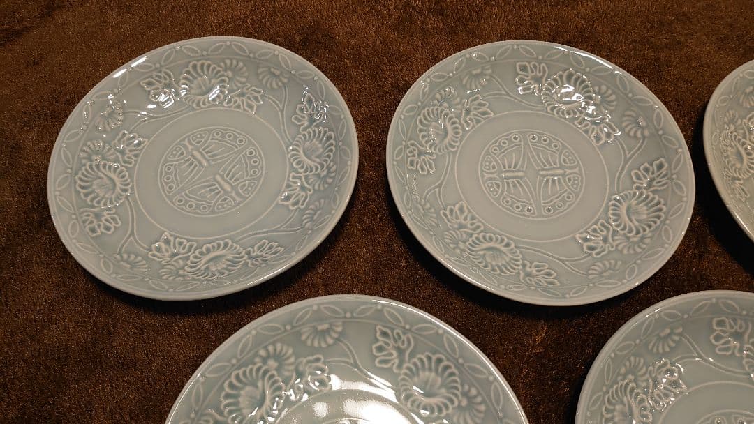 李朝　青磁　陽刻　蝶の図　中皿　５客