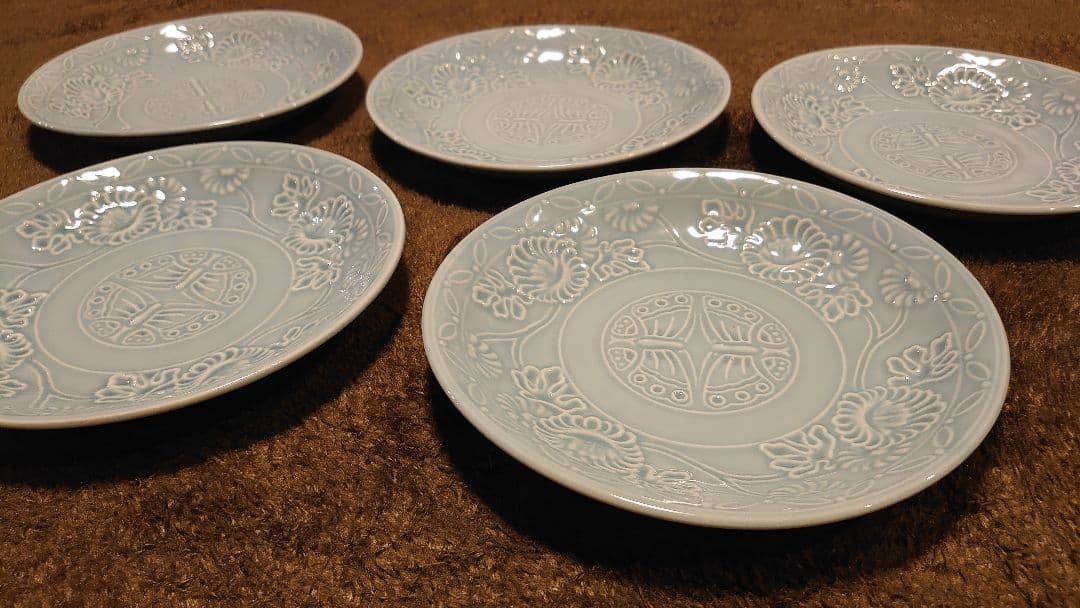 李朝　青磁　陽刻　蝶の図　中皿　５客