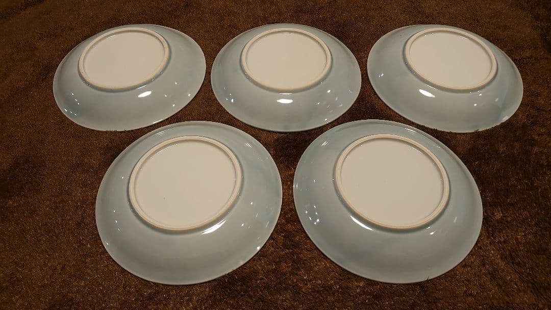 李朝　青磁　陽刻　蝶の図　中皿　５客