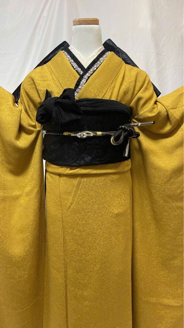 keーko　黒コーデver 金色振袖 黒色の帯付き