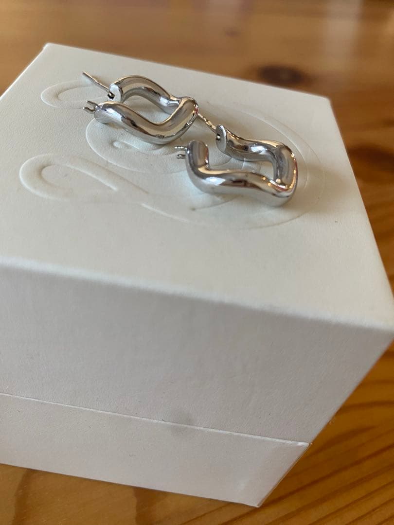 【Charlotte CHESNAIS】シルバーウェーブピアス