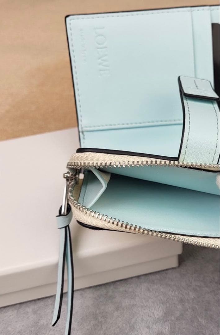 LOEWE 二つ折り財布 新品未使用 春カラーミニ財布