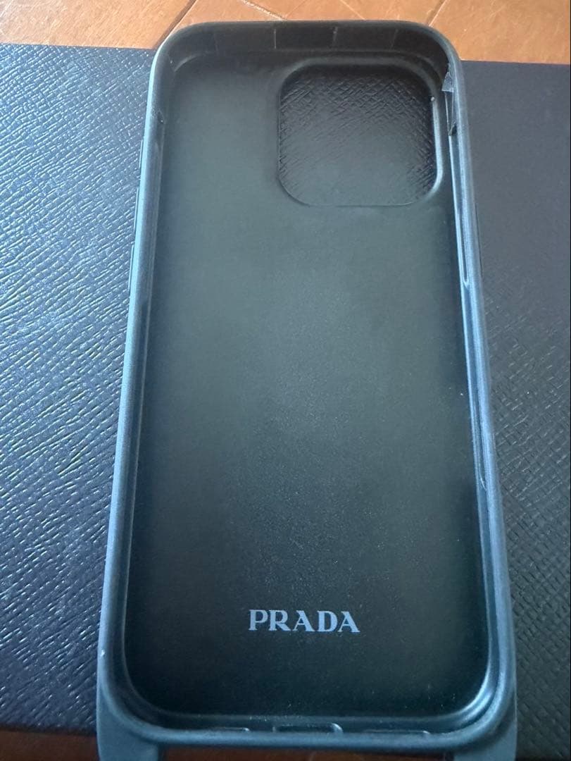 PRADA iPhone16proケース ストラップ付き