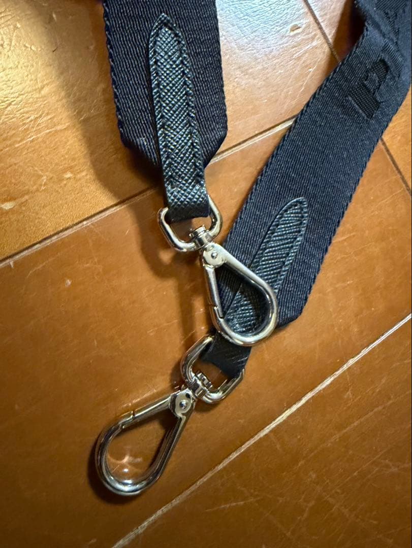 PRADA iPhone16proケース ストラップ付き