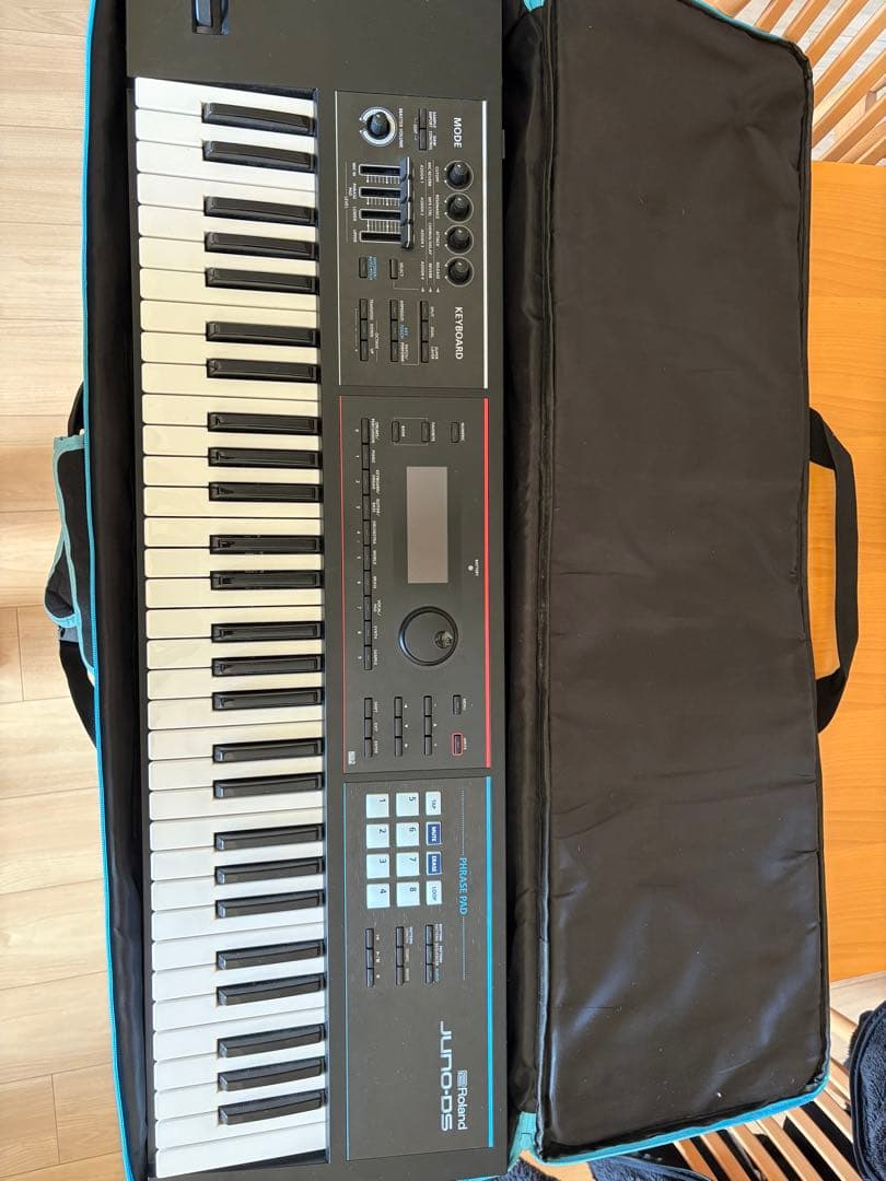 Roland Juno-ds 61 純正ソフトケース付き 東京の方の引き取り歓迎