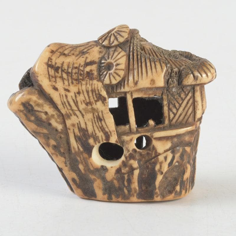 時代提げ物　鹿角彫刻　山水楼閣彫　根付　置物　V　9639