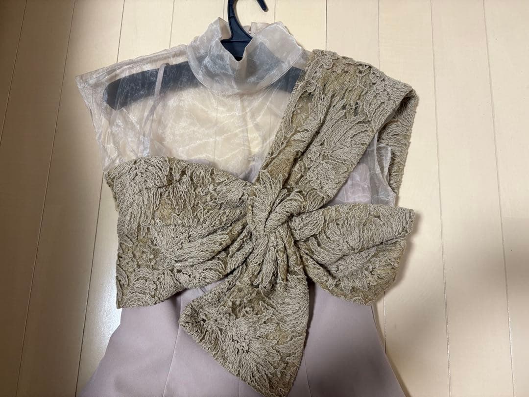 ベージュ 片方肩出し リボンデザイン ドレス