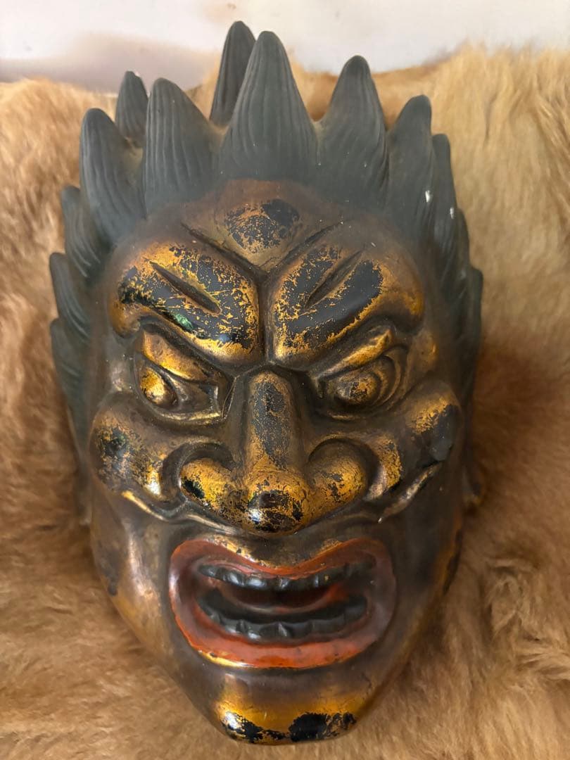 金色と黒色の　鬼の能面　神様　骨董　日本