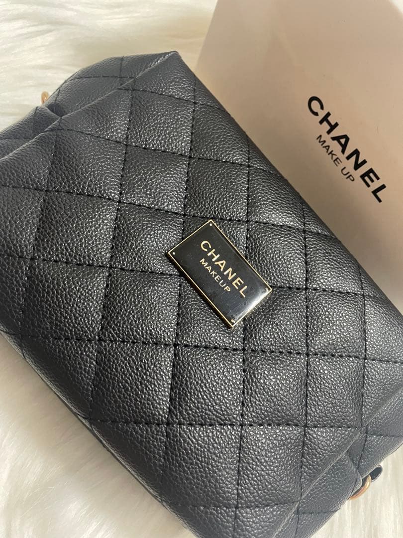 シャネルbeauteノベルティ　ポーチ　(チェーン付き)