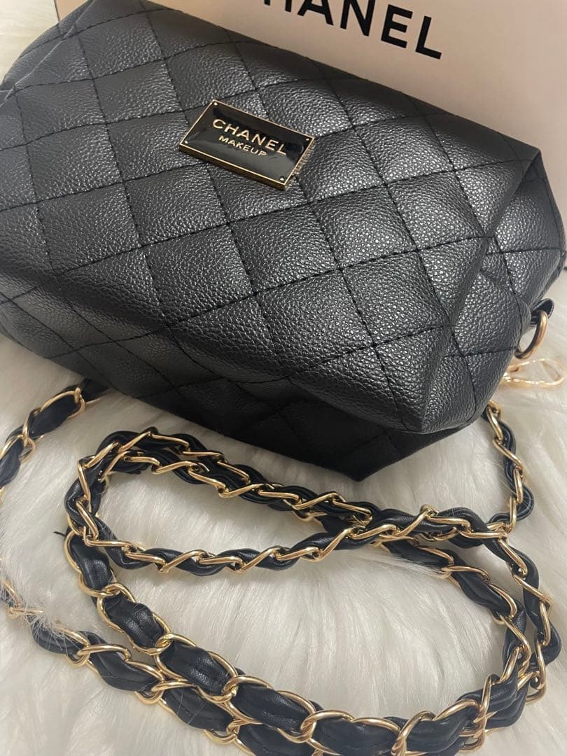 シャネルbeauteノベルティ　ポーチ　(チェーン付き)