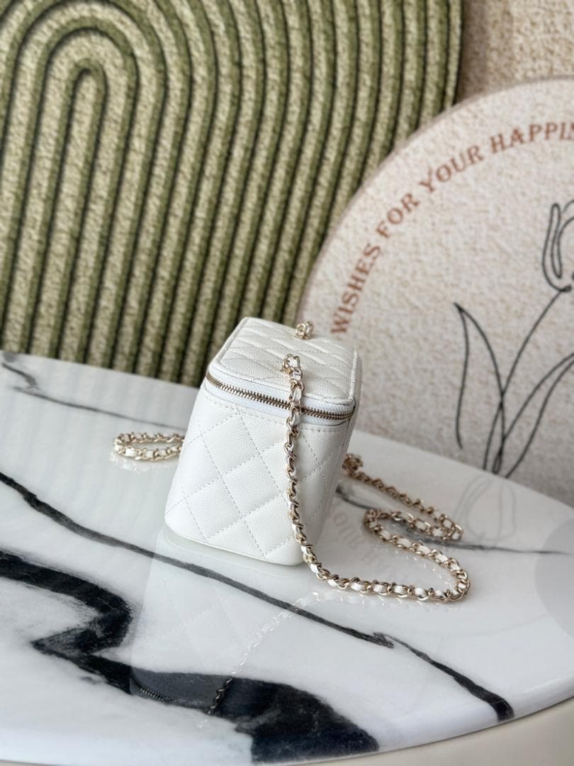 早い者勝ち！ホワイト キルティング ショルダーバッグ