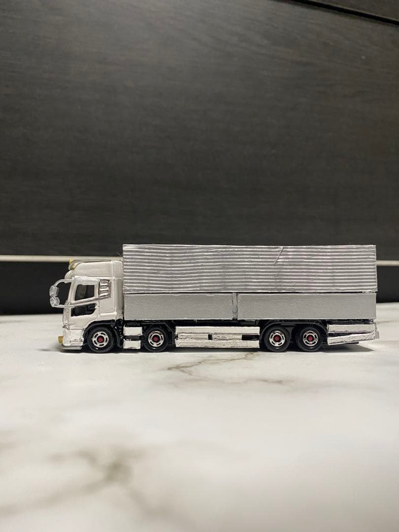 トミカ クオン4軸ウイング車