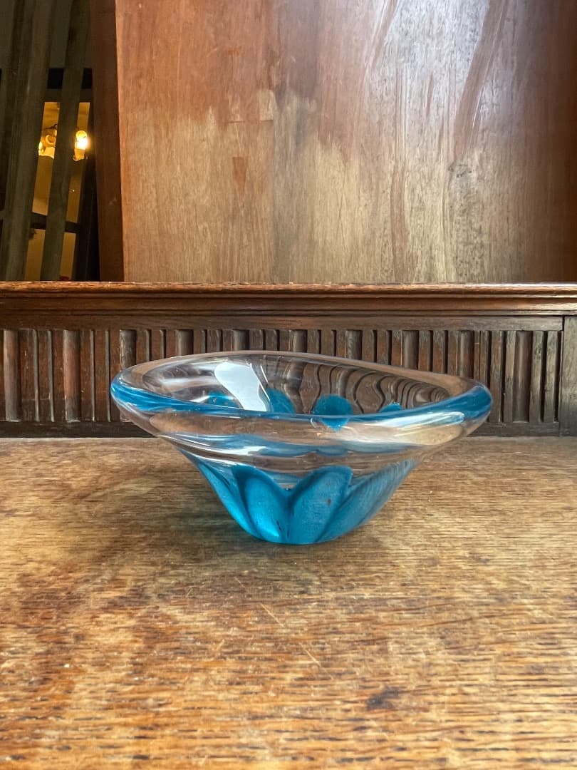 青色花びら型ガラス皿 スウェーデン製
