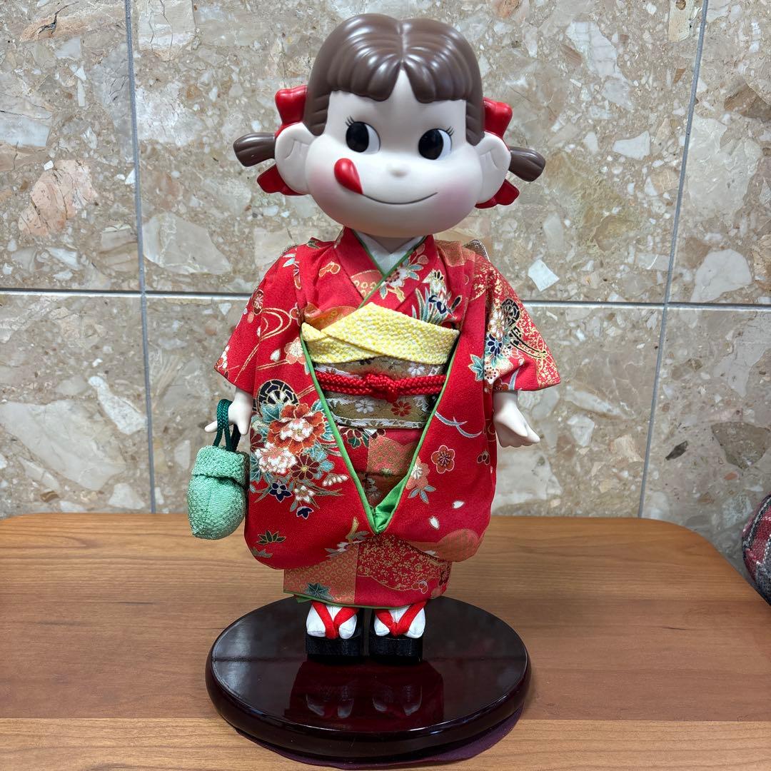 ペコちゃん誕生50周年記念　晴れ着ペコちゃん　茜