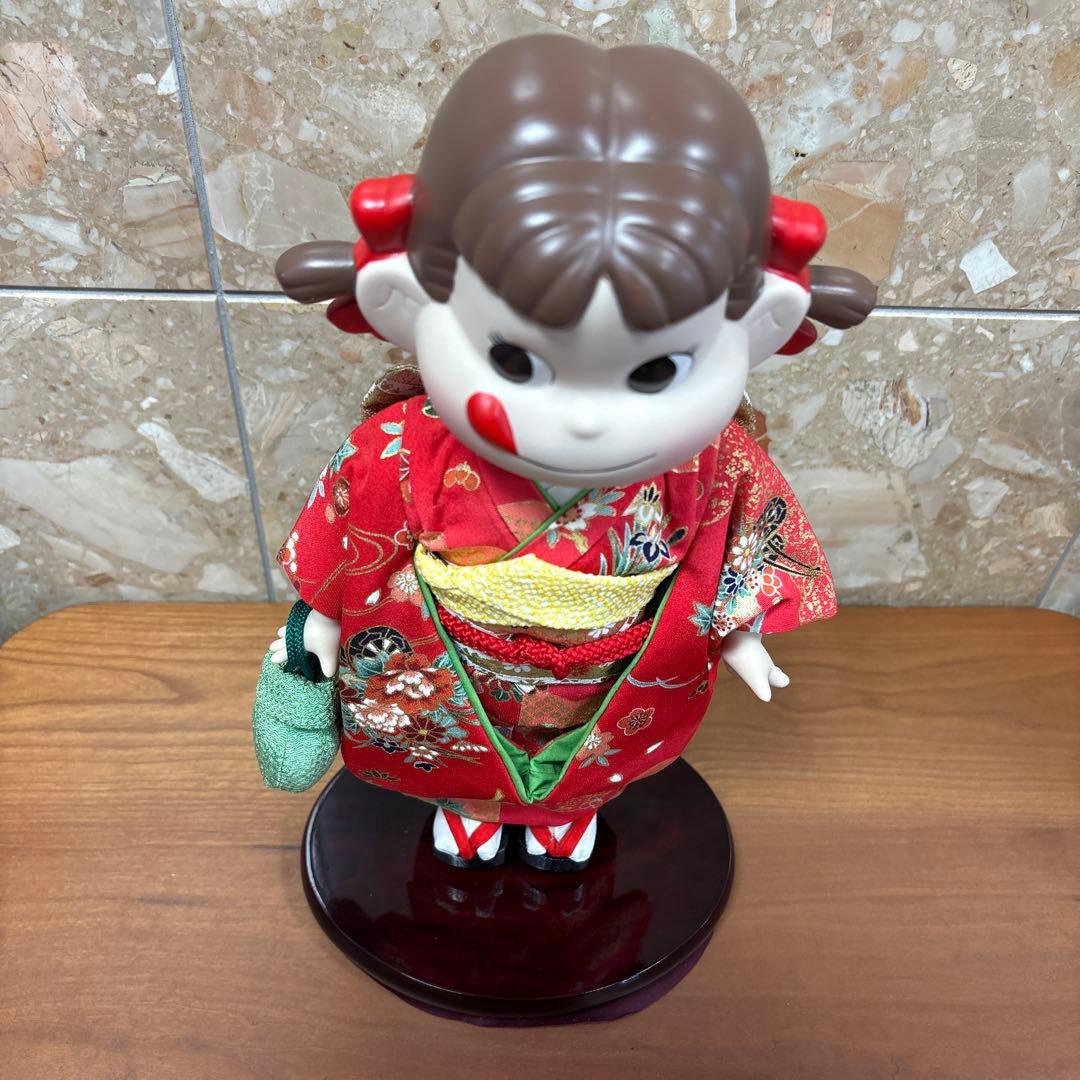 ペコちゃん誕生50周年記念　晴れ着ペコちゃん　茜