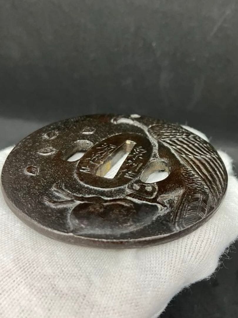 【鍔】鉄製 鷹と猿の彫刻 猛禽捕猿図鐔 刀 江戸時代 216.04g