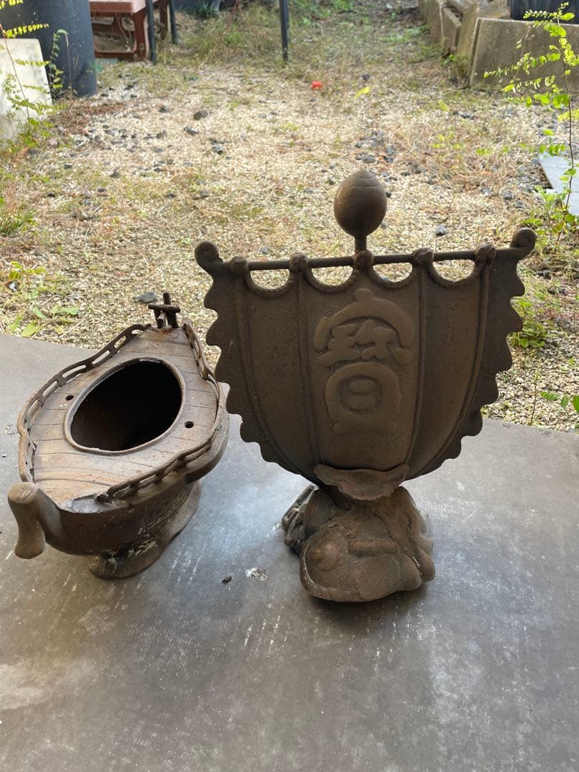 装飾的な金属工芸品