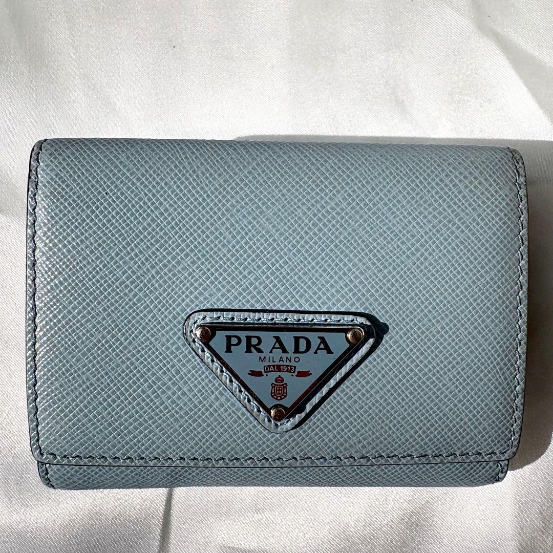 極美品✨プラダ 折り財布 三角ロゴ サフィアーノレザー ライトブルー