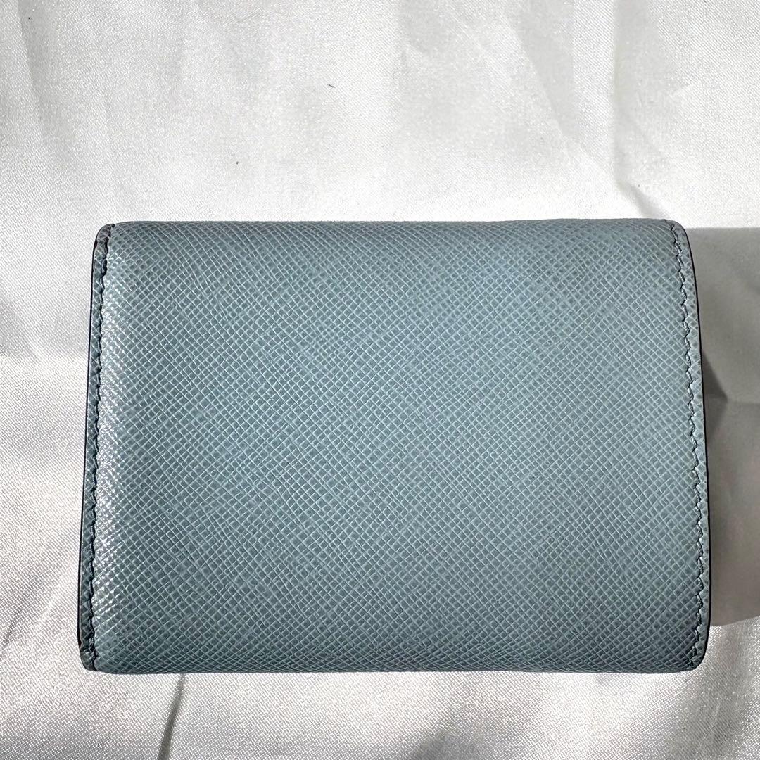 極美品✨プラダ 折り財布 三角ロゴ サフィアーノレザー ライトブルー