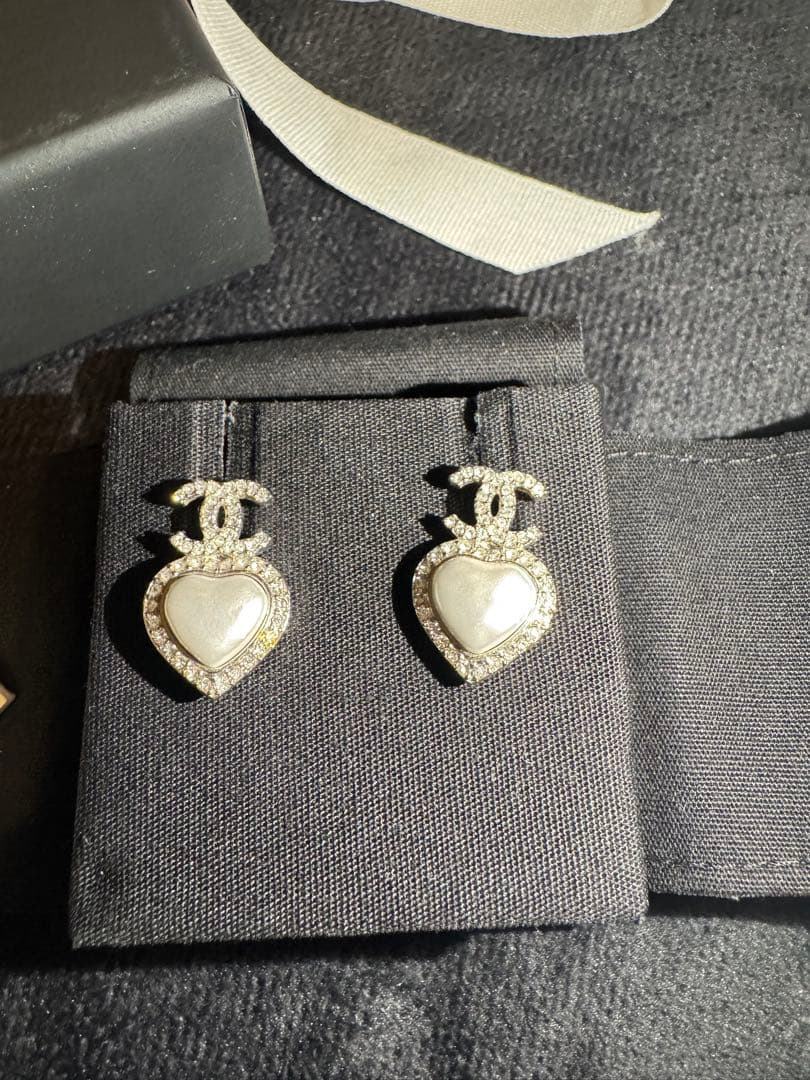CHANEL ハート型ストーン付きピアス