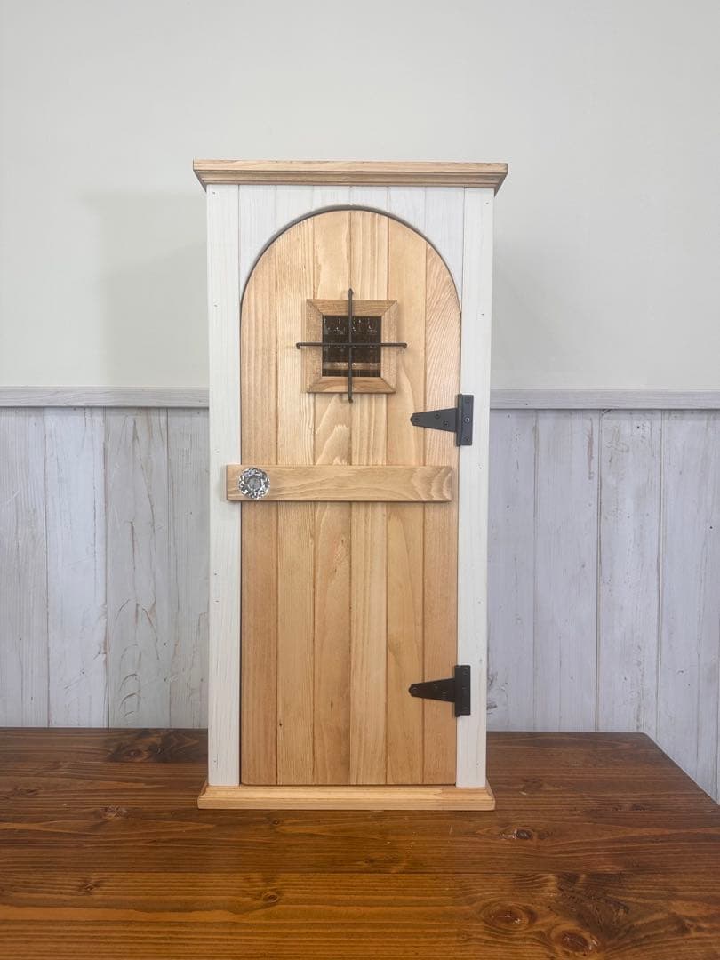 【1点のみ】ナチュラルアンティークの扉のようなキャビネット