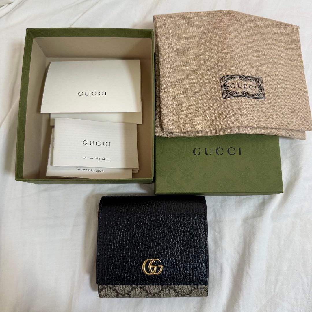 GUCCI 二つ折り財布 黒 ベージュ