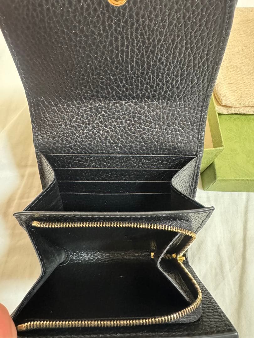 GUCCI 二つ折り財布 黒 ベージュ