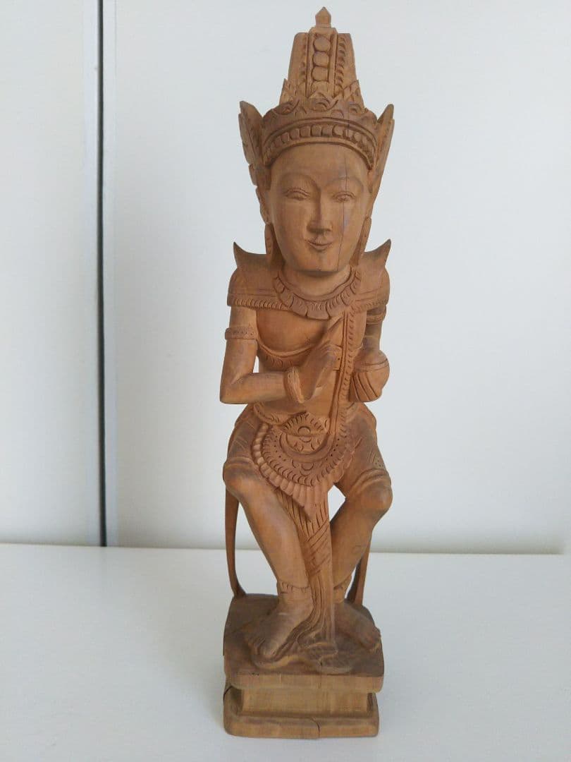 BALI島の白檀の木彫の女神像。