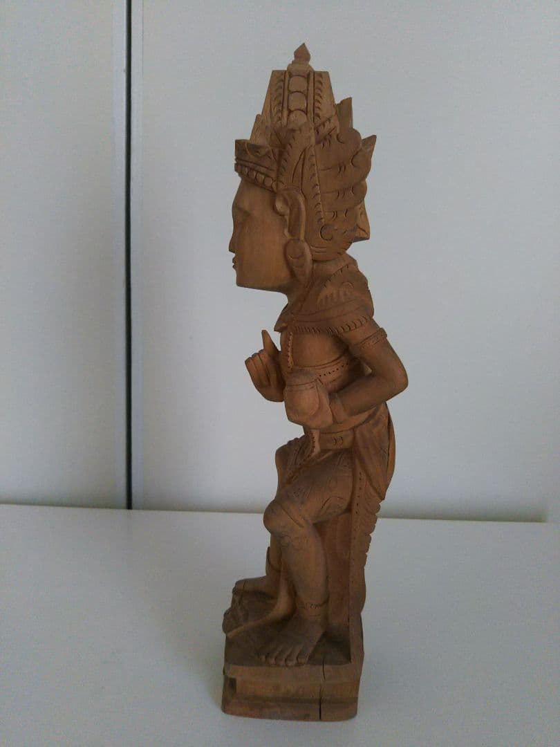 BALI島の白檀の木彫の女神像。
