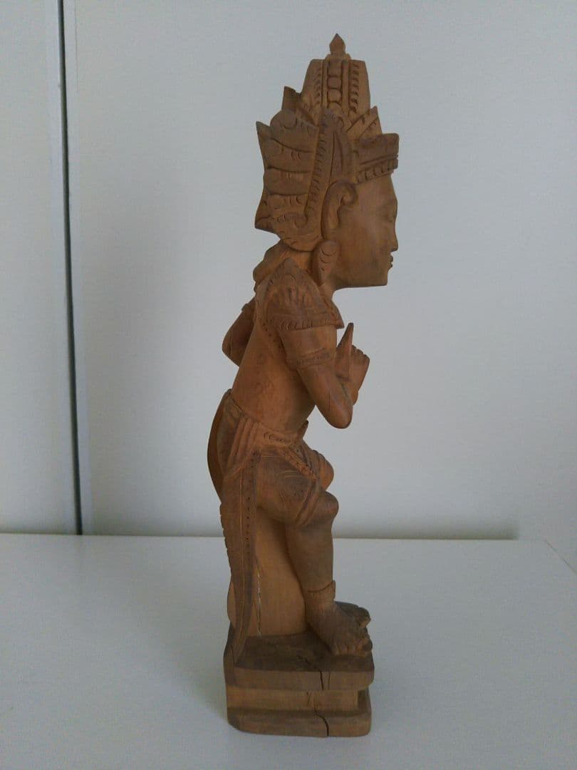 BALI島の白檀の木彫の女神像。