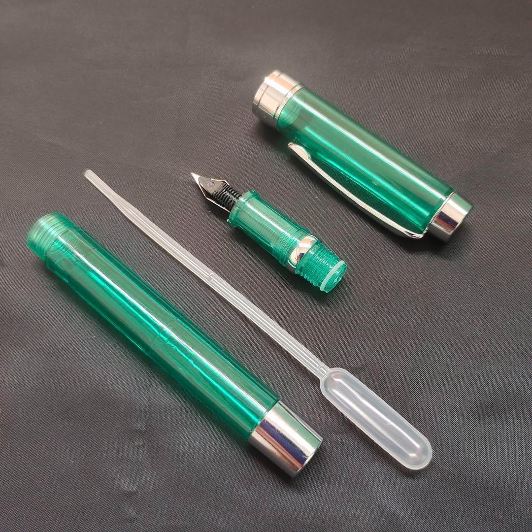 @透明な緑色の万年筆0