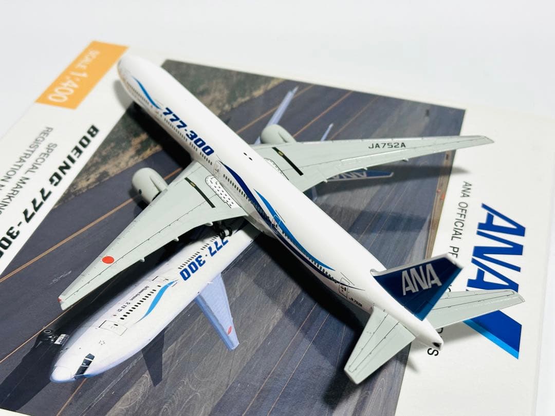 全日空商事 1/400 ANA 777-300 特別塗装 NH40012
