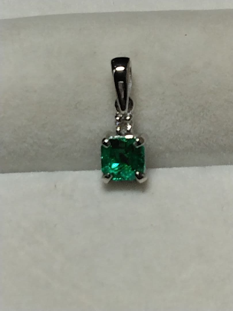 Pt900エメラルド、ダイヤモンドつきペンダントトップ