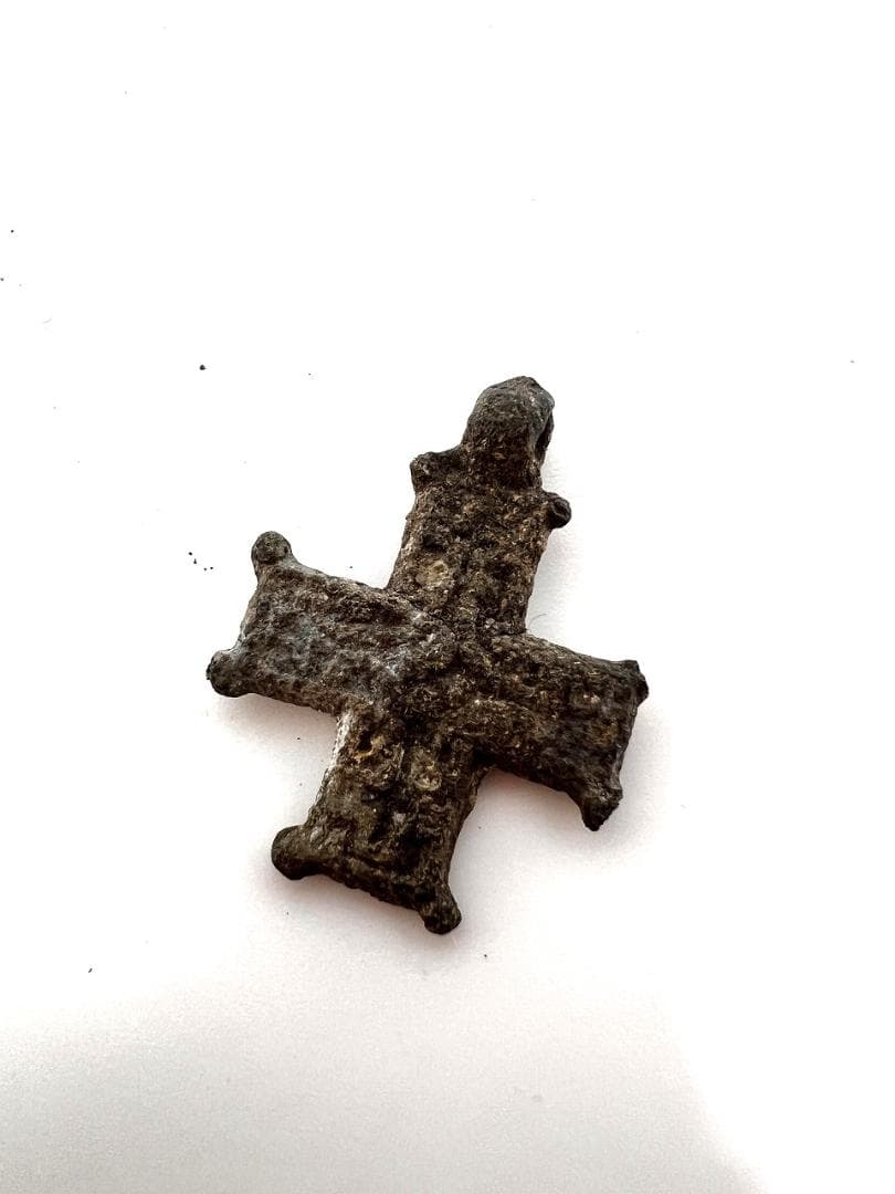 古代ブロンズの装飾品10個　クロスなど