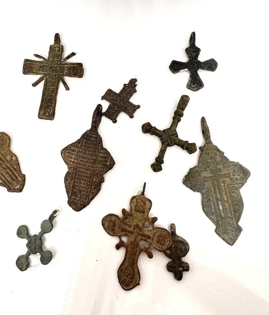 古代ブロンズの装飾品10個　クロスなど