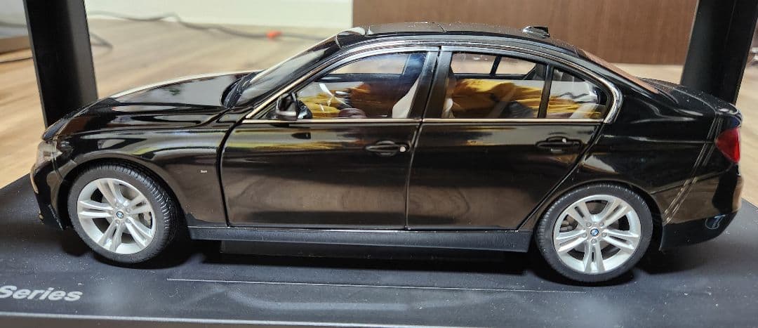 1/18 BMW 3シリーズ サファイア ブラック Sapphire Black