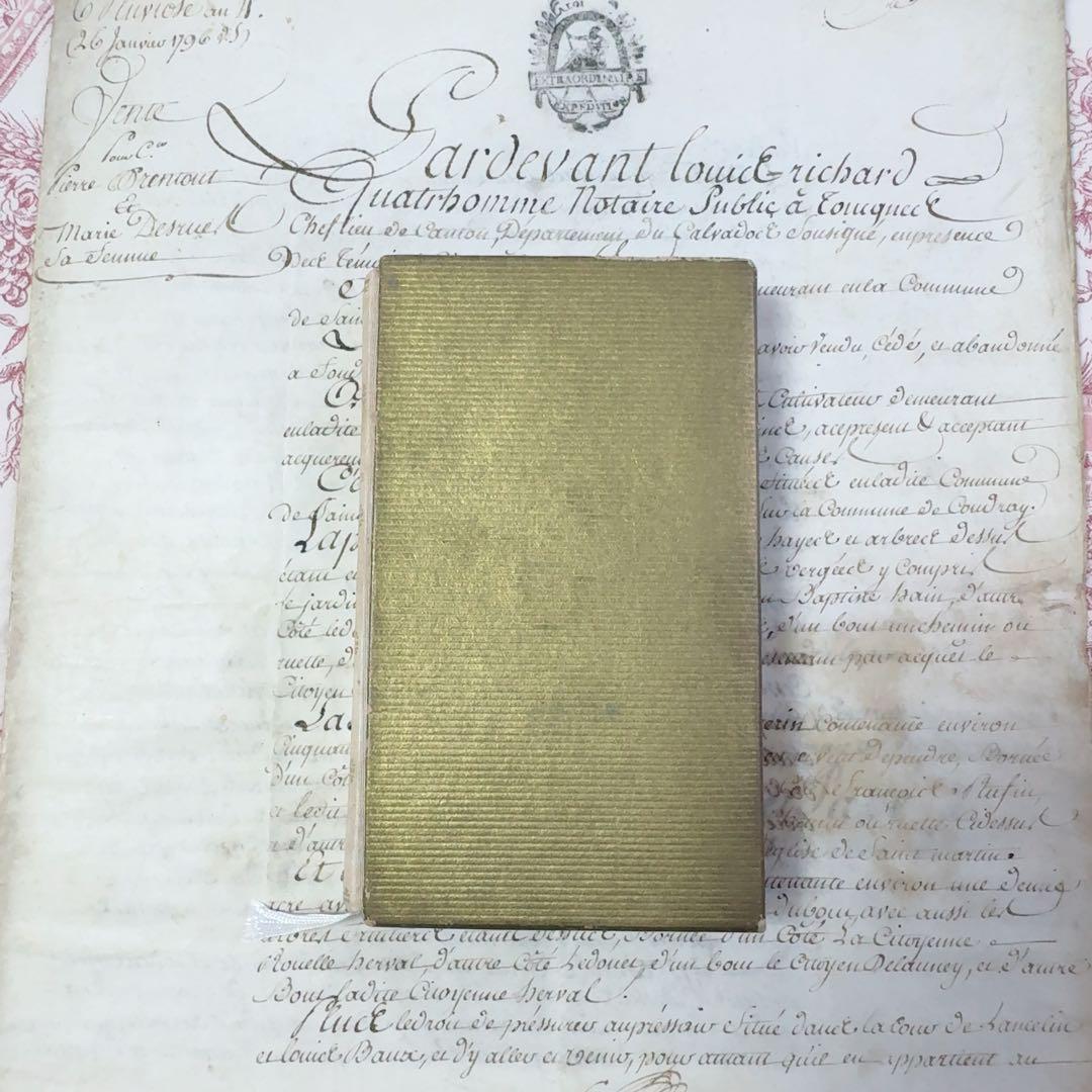 フランス　アンティーク　淡いピンク色の小さな本　ケース付き