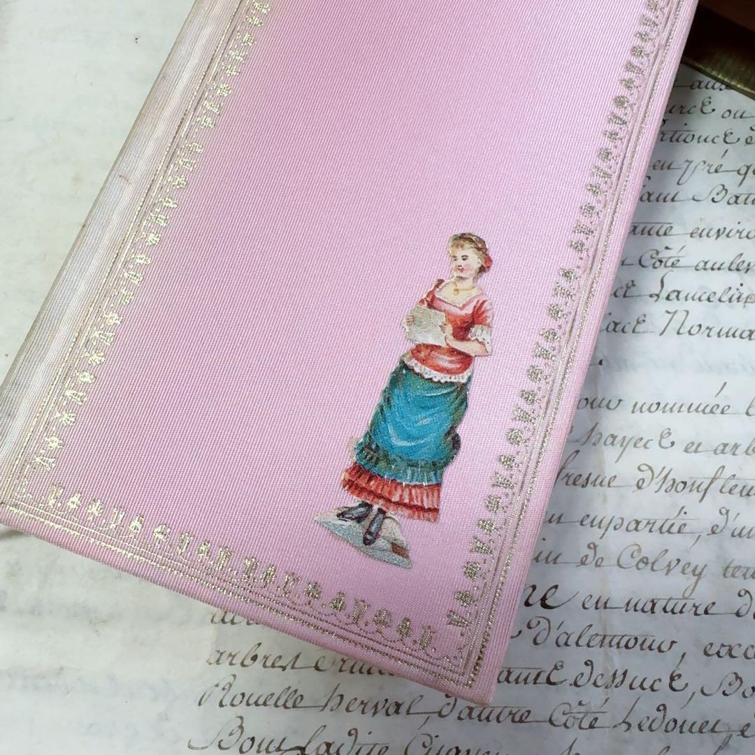 フランス　アンティーク　淡いピンク色の小さな本　ケース付き